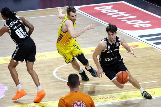 DEU, easyCredit BBL, ALBA vs. BMA365 Bamberg Baskets, 25.01.2026, Max-Schmeling-Halle, Berlin, DEU, easyCredit BBL, ALBA vs. BMA365 Bamberg Baskets, im Bild MALTE DELOW (ALBA Berlin 6), Zachary Ensminger (Bamberg 1)