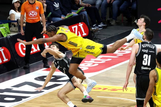 DEU, easyCredit BBL, ALBA vs. BMA365 Bamberg Baskets, 25.01.2026, Max-Schmeling-Halle, Berlin, DEU, easyCredit BBL, ALBA vs. BMA365 Bamberg Baskets, im Bild J Wan Roberts (ALBA Berlin 13), Zachary Ensminger (Bamberg 1)