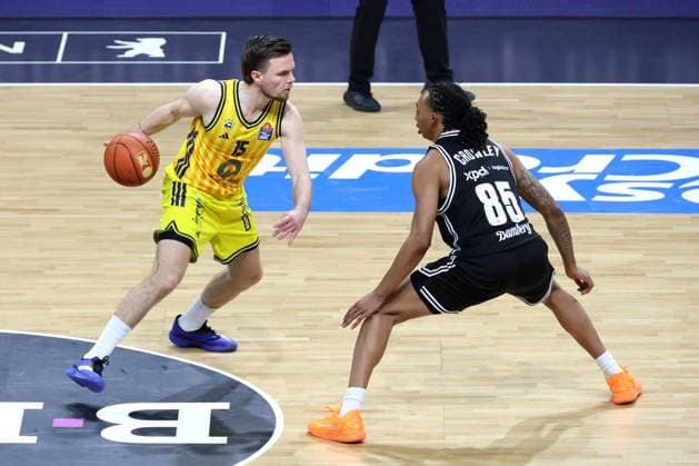 DEU, easyCredit BBL, ALBA vs. BMA365 Bamberg Baskets, 25.01.2026, Max-Schmeling-Halle, Berlin, DEU, easyCredit BBL, ALBA vs. BMA365 Bamberg Baskets, im Bild Martin Hermannsson (ALBA Berlin 15), Austin Crowley (Bamberg 85)