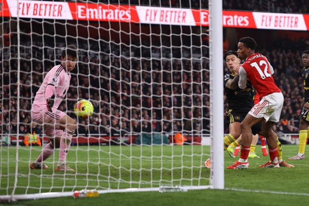 Arsenal v Manchester United, ManU 25 January 2026, London - Premier League Football - Arsenal v Manchester United - the ball deflects from the heel of Lisandro Martinez of Manchester United into his own goal to score for Arsenal - Photo: Jacques Feeney Offside. London UK Copyright: xJacquesxFeeneyx xOffsidexOffside