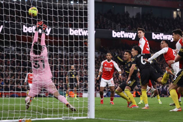Arsenal v Manchester United, ManU 25 January 2026, London - Premier League Football - Arsenal v Manchester United - Manchester United goalkeeper Senne Lammens makes a close range save from a header by Martin Zubimendi of Arsenal - Photo: Jacques Feeney Offside. London UK Copyright: xJacquesxFeeneyx xOffsidexOffside