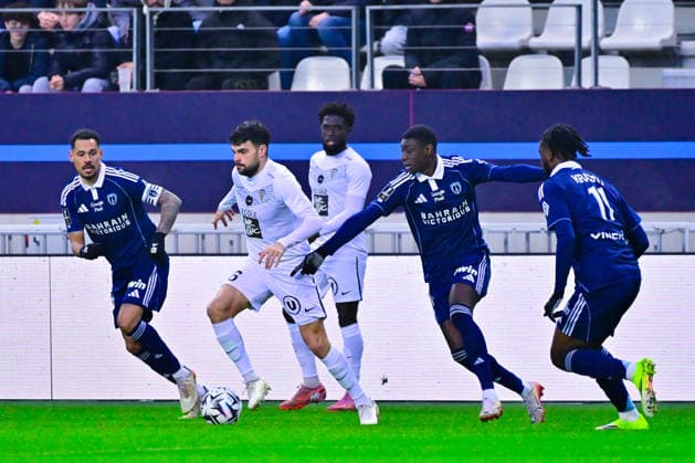 FOOTBALL : Paris FC vs Angers - Ligue 1 - 25 01 2026 Louis Mouton ( 6 - Angers ) and Timothee Kolodziejczak ( 15 - PFC ) during the Ligue 1 match between Paris FC and Angers SCO at Stade Jean Bouin on January 25, 2026 in Paris, France. ( Photo by Federico Pestellini PsnewZ ) - ParisFrance  Copyright: xFedericoxPestellinix