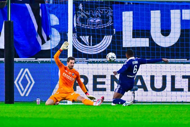 FOOTBALL : Paris FC vs Angers - Ligue 1 - 25 01 2026 Kevin Trapp ( 35 - PFC ) and Otavio ( 6 - PFC ) during the Ligue 1 match between Paris FC and Angers SCO at Stade Jean Bouin on January 25, 2026 in Paris, France. ( Photo by Federico Pestellini PsnewZ ) - ParisFrance  Copyright: xFedericoxPestellinix