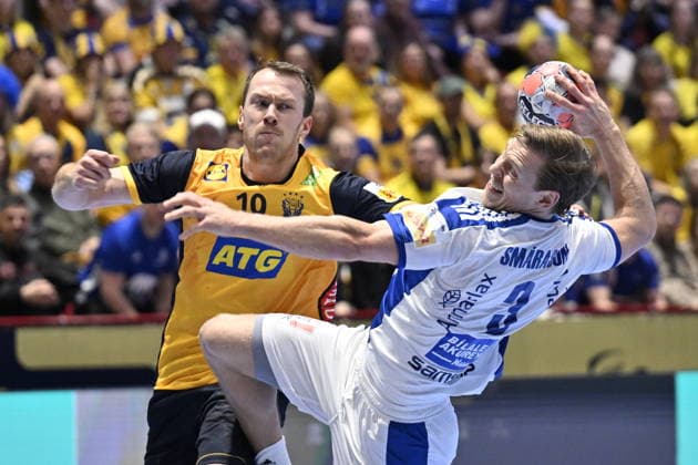 MALMÖ, SVERIGE 20260125 Sveriges Felix Claar mot Islands Janus Dadi Smarason under matchen i mellanrundan i handbolls-EM mellan Island och Sverige i Malmö Arena, Malmö, Sverige, 25 januari, 2026. MALMÖ SVERIGE x50090x