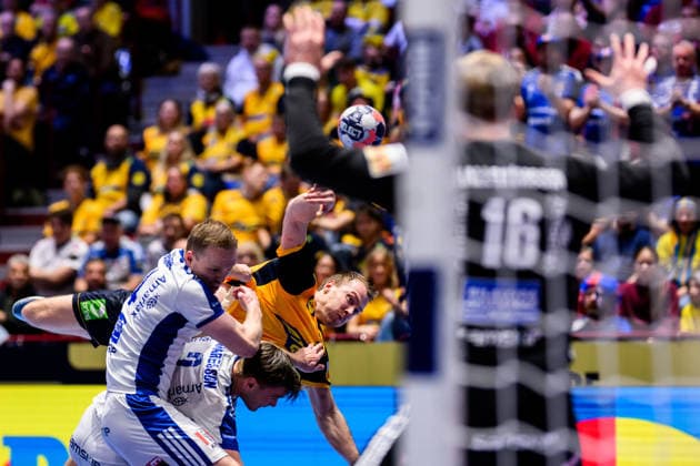 260125 Felix Claar of Sweden and Odinn Thor Rikhardsson and Omar Ingi Magnusson of Iceland during the EHF European Handball Championship main round match between Iceland and Sweden on January 25, 2026 in Malmö. Photo: Petter Arvidson BILDBYRAN kod PA PA1138 handball handboll handball handbolls-em 2026 island iceland sverige sweden ehf european handball championship bbeng Copyright: PETTERxARVIDSON BB260125PA063