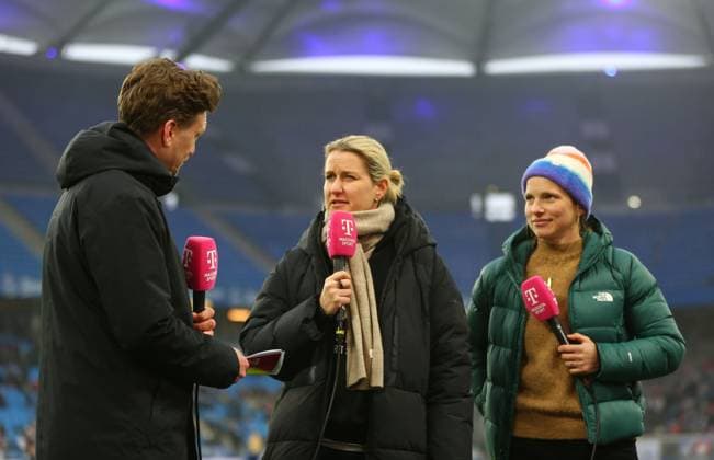 25.01.2026, xcex, GER, Hamburg, Volksparkstadion, Frauenfussball, 1. Bundesliga, DIE LIGA, Google Pixel Frauen-Bundesliga, Saison 2025 2026, Spieltag 15, HSV, SGS, Hamburger SV Frauen - SGS Essen, Simon Koepfer (Magenta TV), Saskia Breuer (Abteilungsleiterin Frauenfussball), Tabea Kemme (Expertin) DFL regulations prohibit any use of photographs as image sequences and or quasi-video