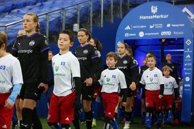 25.01.2026, xcex, GER, Hamburg, Volksparkstadion, Frauenfussball, 1. Bundesliga, DIE LIGA, Google Pixel Frauen-Bundesliga, Saison 2025 2026, Spieltag 15, HSV, SGS, Hamburger SV Frauen - SGS Essen, Lany Baecker, Lena Ostermeier (SGS) DFL regulations prohibit any use of photographs as image sequences and or quasi-video