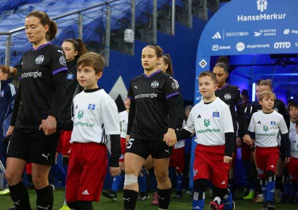 25.01.2026, xcex, GER, Hamburg, Volksparkstadion, Frauenfussball, 1. Bundesliga, DIE LIGA, Google Pixel Frauen-Bundesliga, Saison 2025 2026, Spieltag 15, HSV, SGS, Hamburger SV Frauen - SGS Essen, Lena Ostermeier, Paulina Platner (SGS) DFL regulations prohibit any use of photographs as image sequences and or quasi-video