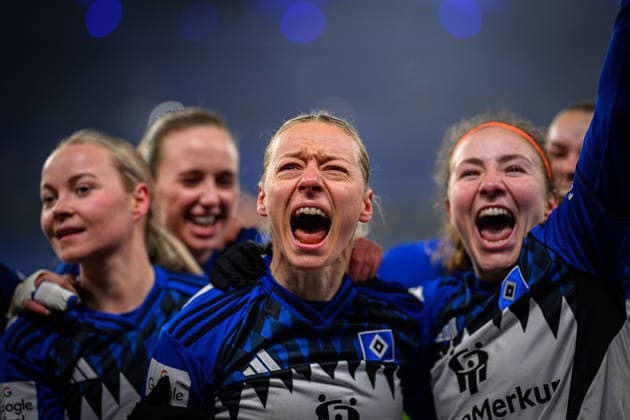 Fußball I Frauen I Saison 2025-2026 I Bundesliga I 15. Spieltag I Hamburger SV - SGS Essen I 25.01.2026 Sophie Hillebrand (22, Hamburger SV), Melanie Brunnthaler (11, Hamburger SV) Hamburg Volksparkstadion Hamburg Deutschland Copyright: xLobecax xHenningxRohlfsx