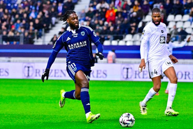 FOOTBALL : Paris FC vs Angers - Ligue 1 - 25 01 2026 Krasso Jean Philippe ( 11 - PFC ) and Ousmane Camara (4 - Angers ) during the Ligue 1 match between Paris FC and Angers SCO at Stade Jean Bouin on January 25, 2026 in Paris, France. ( Photo by Federico Pestellini PsnewZ ) - ParisFrance  Copyright: xFedericoxPestellinix