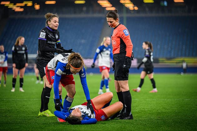 Fußball I Frauen I Saison 2025-2026 I Bundesliga I 15. Spieltag I Hamburger SV - SGS Essen I 25.01.2026 Paulina Platner (25, SGS Essen), Melanie Brunnthaler (11, Hamburger SV), Camilla Lindberg (47, Hamburger SV), Annika Kost (Schiedsrichterin) Hamburg Volksparkstadion Hamburg Deutschland Copyright: xLobecax xHenningxRohlfsx