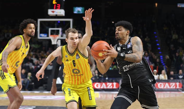 Malte Delow, Ibrahim Watson am Ball Zweikampf Spielszene Aktion Basketball BBL Bundesliga Herren 17. Spieltag Saison 2025 2026 25.01.2026 ALBA Berlin vs BMA365 Bamberg Baskets