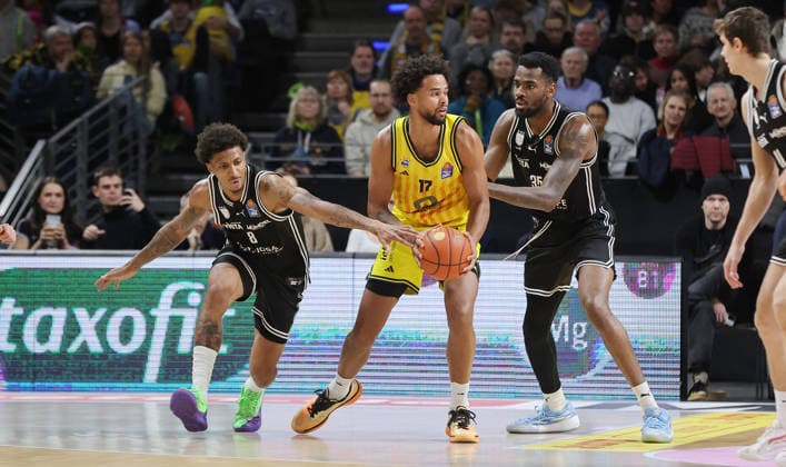 Demarcus Demonia, Norris Agbakoko am Ball, Ejiofor Onu Zweikampf Spielszene Aktion Basketball BBL Bundesliga Herren 17. Spieltag Saison 2025 2026 25.01.2026 ALBA Berlin vs BMA365 Bamberg Baskets