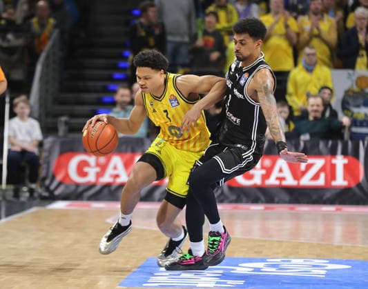 Jack Kayil am Ball, Ibrahim Watson Zweikampf Spielszene Aktion Basketball BBL Bundesliga Herren 17. Spieltag Saison 2025 2026 25.01.2026 ALBA Berlin vs BMA365 Bamberg Baskets