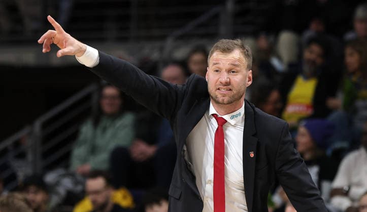 Trainer Anton Gavel zeigend, gestikulierend Aktion Oberkörper Basketball BBL Bundesliga Herren 17. Spieltag Saison 2025 2026 25.01.2026 ALBA Berlin vs BMA365 Bamberg Baskets
