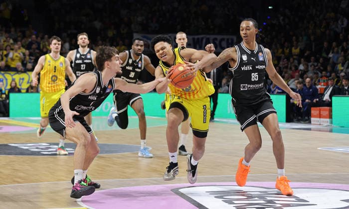 Zachary Ensminger, Jack Kayil am Ball, Austin Crowley Zweikampf Spielszene Aktion Basketball BBL Bundesliga Herren 17. Spieltag Saison 2025 2026 25.01.2026 ALBA Berlin vs BMA365 Bamberg Baskets