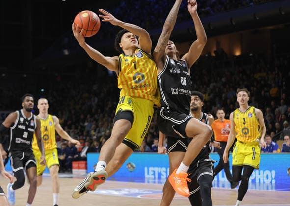Jack Kayil am Ball, Austin Crowley Zweikampf Spielszene Aktion Basketball BBL Bundesliga Herren 17. Spieltag Saison 2025 2026 25.01.2026 ALBA Berlin vs BMA365 Bamberg Baskets