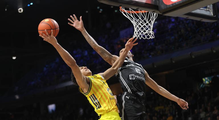 Jack Kayil am Ball, Austin Crowley Zweikampf Spielszene Aktion Basketball BBL Bundesliga Herren 17. Spieltag Saison 2025 2026 25.01.2026 ALBA Berlin vs BMA365 Bamberg Baskets
