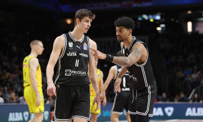 re. Ibrahim Watson redet mit Richard Balint Aktion Oberkörper Basketball BBL Bundesliga Herren 17. Spieltag Saison 2025 2026 25.01.2026 ALBA Berlin vs BMA365 Bamberg Baskets