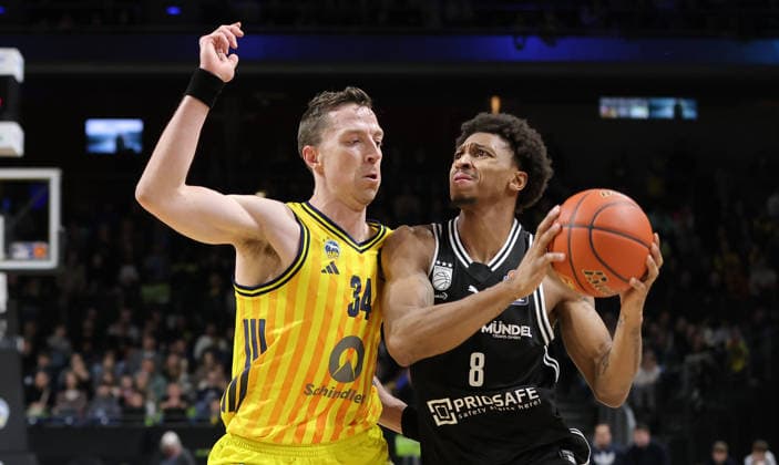 Justin Bean, Rejean Boogie Ellis am Ball Zweikampf Spielszene Aktion Basketball BBL Bundesliga Herren 17. Spieltag Saison 2025 2026 25.01.2026 ALBA Berlin vs BMA365 Bamberg Baskets