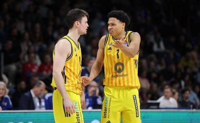 re. Jack Kayil redet mit Jonas Mattisseck Aktion Oberkörper Basketball BBL Bundesliga Herren 17. Spieltag Saison 2025 2026 25.01.2026 ALBA Berlin vs BMA365 Bamberg Baskets
