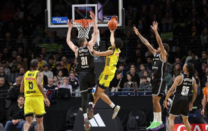 Daniel Keppeler, Jack Kayil am Ball Zweikampf Spielszene Aktion Basketball BBL Bundesliga Herren 17. Spieltag Saison 2025 2026 25.01.2026 ALBA Berlin vs BMA365 Bamberg Baskets
