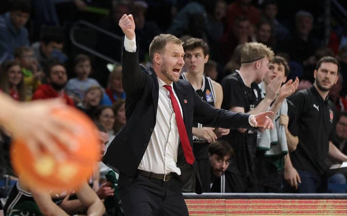 Trainer Anton Gavel feuert an Aktion Oberkörper Basketball BBL Bundesliga Herren 17. Spieltag Saison 2025 2026 25.01.2026 ALBA Berlin vs BMA365 Bamberg Baskets