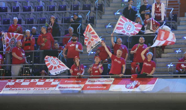 Bamberger Fans auf der Tribüne Basketball BBL Bundesliga Herren 17. Spieltag Saison 2025 2026 25.01.2026 ALBA Berlin vs BMA365 Bamberg Baskets