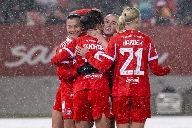 Die Muenchnerinnen bejubeln mit Momoko Tanikawa (FC Bayern Muenchen Frauen, 18) deren fruehes Tor per Elfmeter Strafstoss zum 1:0 GER, FC Bayern Muenchen Frauen vs. RB Leipzig, Fussball, Google Pixel Frauen-Bundesliga, 15. Spieltag, Saison 2025 2026, 25.01.2026. (DFL DFB REGULATIONS PROHIBIT ANY USE OF PHOTOGRAPHS as IMAGE SEQUENCES and or QUASI-VIDEO). GER, FC Bayern Muenchen Frauen vs. RB Leipzig, Fussball, Google Pixel Frauen-Bundesliga, 15. Spieltag, Saison 2025 2026, 25.01.2026. Muenchen Copyright: xEibner-Pressefoto HeikexFeinerx EP_HFR