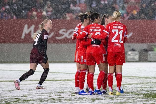 Die Muenchnerinnen bejubeln mit Momoko Tanikawa (FC Bayern Muenchen Frauen, 18) deren fruehes Tor per Elfmeter Strafstoss zum 1:0 GER, FC Bayern Muenchen Frauen vs. RB Leipzig, Fussball, Google Pixel Frauen-Bundesliga, 15. Spieltag, Saison 2025 2026, 25.01.2026. (DFL DFB REGULATIONS PROHIBIT ANY USE OF PHOTOGRAPHS as IMAGE SEQUENCES and or QUASI-VIDEO). GER, FC Bayern Muenchen Frauen vs. RB Leipzig, Fussball, Google Pixel Frauen-Bundesliga, 15. Spieltag, Saison 2025 2026, 25.01.2026. Muenchen Copyright: xEibner-Pressefoto HeikexFeinerx EP_HFR