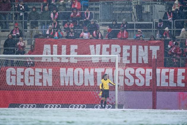 Fans des FC Bayern Muenchen haben ein Banner gegen Montagsspiele aufgehängt, 25.01.2026, München (Deutschland), Fussball, Google Pixel Frauen-Bundesliga, FC Bayern München - RB Leipzig, DFB DFL REGULATIONS PROHIBIT ANY USE OF PHOTOGRAPHS AS IMAGE SEQUENCES AND OR QUASI-VIDEO.
