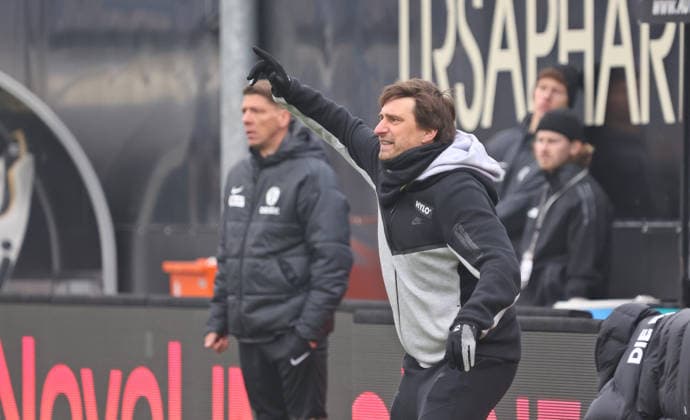 25.01.2026, Fussball, Herren, 2. Bundesliga, Saison 2025 2026, SV 07 Elversberg - VfL Bochum 1848, Trainer Vincent Wagner (SV 07 Elversberg) gibt an der Seitenlinie Anweisungen Elversberg Ursapharm-Arena an der Kaiserlinde Saarland Deutschland (DEU)