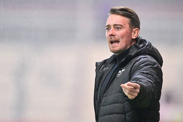 Cheftrainer Jonas Stephan (RB Leipzig) gibt Anweisungen, gestikuliert, mit den Armen gestikulieren, gives instructions, gesticulate, Einzelbild, Aktion, Action, 25.01.2026, München (Deutschland), Fussball, Google Pixel Frauen-Bundesliga, FC Bayern München - RB Leipzig, DFB DFL REGULATIONS PROHIBIT ANY USE OF PHOTOGRAPHS AS IMAGE SEQUENCES AND OR QUASI-VIDEO.