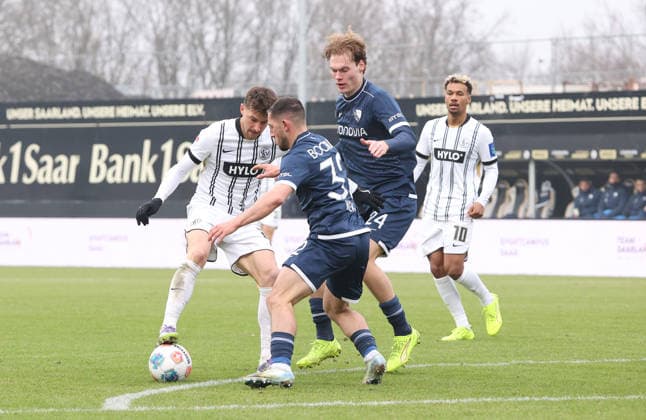 25.01.2026, Fussball, Herren, 2. Bundesliga, Saison 2025 2026, SV 07 Elversberg - VfL Bochum 1848, Lukas Petkov (SV 07 Elversberg) Maximilian Wittek (VfL Bochum 1848) Mats Pannewig (VfL Bochum 1848) Elversberg Ursapharm-Arena an der Kaiserlinde Saarland Deutschland (DEU)