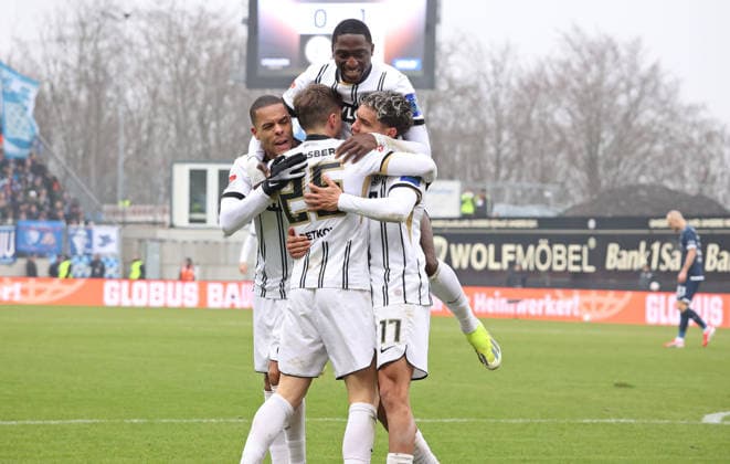 25.01.2026, Fussball, Herren, 2. Bundesliga, Saison 2025 2026, SV 07 Elversberg - VfL Bochum 1848, Lukas Petkov (SV 07 Elversberg) bejubelt mit Jan Gyamerah (SV 07 Elversberg), Frederik Schmahl (SV 07 Elversberg) und David Mokwa (SV 07 Elversberg) sein Tor zum 1:1, Torjubel Elversberg Ursapharm-Arena an der Kaiserlinde Saarland Deutschland (DEU)