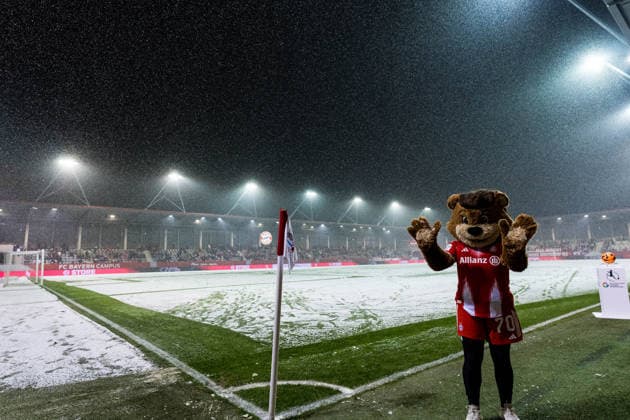 GOOGLE PIXEL Frauen Bundesliga: FC Bayern München - RB Leipzig; 25.01.2026 Schnee bedeckt das Spielfeld am FC Bayern Campus, Maskottchen Mia GOOGLE PIXEL Frauen Bundesliga, FC Bayern München - RB Leipzig, München, FC Bayern Campus am 25.01.2026 DFB REGULATIONS PROHIBIT ANY USE OF PHOTOGRAPHS AS IMAGE SEQUENCES AND OR QUASI-VIDEO. Copyright: xBEAUTIFULxSPORTS Wunderlx