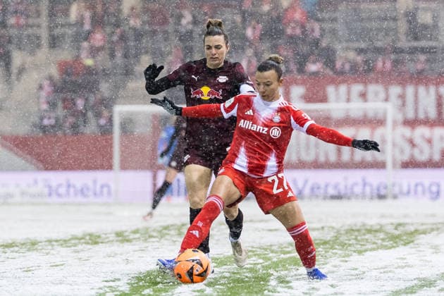 GOOGLE PIXEL Frauen Bundesliga: FC Bayern München - RB Leipzig; 25.01.2026 Zweikampf Sandra Starke (RB Leipzig, 13), Arianna Caruso (FC Bayern München, 27) GOOGLE PIXEL Frauen Bundesliga, FC Bayern München - RB Leipzig, München, FC Bayern Campus am 25.01.2026 DFB REGULATIONS PROHIBIT ANY USE OF PHOTOGRAPHS AS IMAGE SEQUENCES AND OR QUASI-VIDEO. Copyright: xBEAUTIFULxSPORTS Wunderlx