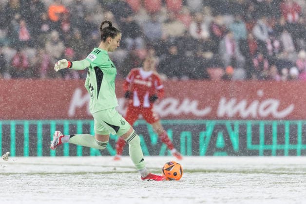GOOGLE PIXEL Frauen Bundesliga: FC Bayern München - RB Leipzig; 25.01.2026 Ena Mahmutovic (FC Bayern München, 32) am Ball GOOGLE PIXEL Frauen Bundesliga, FC Bayern München - RB Leipzig, München, FC Bayern Campus am 25.01.2026 DFB REGULATIONS PROHIBIT ANY USE OF PHOTOGRAPHS AS IMAGE SEQUENCES AND OR QUASI-VIDEO. Copyright: xBEAUTIFULxSPORTS Wunderlx