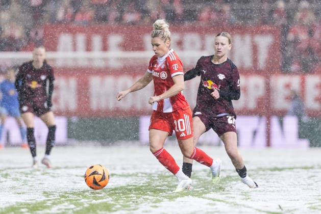 GOOGLE PIXEL Frauen Bundesliga: FC Bayern München - RB Leipzig; 25.01.2026 Zweikampf Linda Dallmann (FC Bayern München, 10), Marlene Müller (RB Leipzig, 27) GOOGLE PIXEL Frauen Bundesliga, FC Bayern München - RB Leipzig, München, FC Bayern Campus am 25.01.2026 DFB REGULATIONS PROHIBIT ANY USE OF PHOTOGRAPHS AS IMAGE SEQUENCES AND OR QUASI-VIDEO. Copyright: xBEAUTIFULxSPORTS Wunderlx