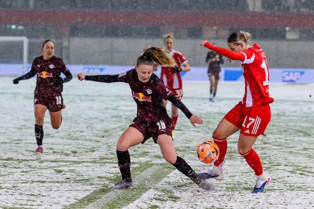 Kampf um den Ball Zweikampf zwischen Annabel Schasching (RB Leipzig, 16) und Klara Buehl (FC Bayern Muenchen Frauen, 17) GER, FC Bayern Muenchen Frauen vs. RB Leipzig, Fussball, Google Pixel Frauen-Bundesliga, 15. Spieltag, Saison 2025 2026, 25.01.2026. (DFL DFB REGULATIONS PROHIBIT ANY USE OF PHOTOGRAPHS as IMAGE SEQUENCES and or QUASI-VIDEO). GER, FC Bayern Muenchen Frauen vs. RB Leipzig, Fussball, Google Pixel Frauen-Bundesliga, 15. Spieltag, Saison 2025 2026, 25.01.2026. Muenchen Copyright: xEibner-Pressefoto HeikexFeinerx EP_HFR