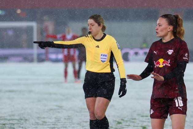 Referee Schiedsrichterin Karoline Wacker pfeift Strafstoss, mit Gina Chmielinski 10 (RB Leipzig Frauen), FC Bayern Muenchen Frauen vs. RB Leipzig Frauen, Fussball, Frauen, Google Pixel Bundesliga, Saison 2025 2026, 15. Spieltag, 25.01.2026 DFB regulations prohibit any use of photographs as image sequences and or quasi-video Muenchen Bayern Deutschland