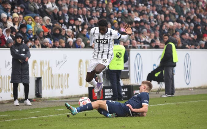 25.01.2026, Fussball, Herren, 2. Bundesliga, Saison 2025 2026, SV 07 Elversberg - VfL Bochum 1848, Raif Adam (SV 07 Elversberg) Callum Marshall (VfL Bochum 1848) Elversberg Ursapharm-Arena an der Kaiserlinde Saarland Deutschland (DEU)
