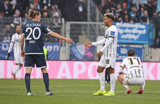 25.01.2026, Fussball, Herren, 2. Bundesliga, Saison 2025 2026, SV 07 Elversberg - VfL Bochum 1848, Noah Loosli (VfL Bochum 1848) und Bambase Conte (SV 07 Elversberg) geben sich nach dem Spiel die Hand Elversberg Ursapharm-Arena an der Kaiserlinde Saarland Deutschland (DEU)