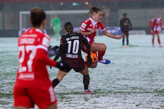 Aktion im Strafraum, der zu einem Elfmeter fuer Bayern fuehrt, mit Arianna Caruso 27 (FC Bayern Muenchen Frauen) und Gina Chmielinski 10 (RB Leipzig Frauen), FC Bayern Muenchen Frauen vs. RB Leipzig Frauen, Fussball, Frauen, Google Pixel Bundesliga, Saison 2025 2026, 15. Spieltag, 25.01.2026 DFB regulations prohibit any use of photographs as image sequences and or quasi-video Muenchen Bayern Deutschland