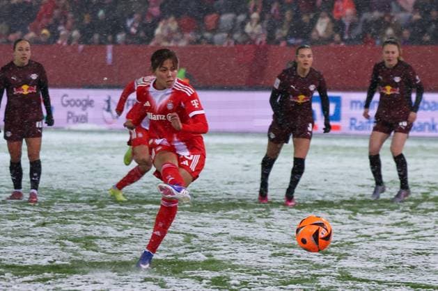 Momoko Tanikawa 18 (FC Bayern Muenchen Frauen) verwandelt den Strafstoss zum 1:0, FC Bayern Muenchen Frauen vs. RB Leipzig Frauen, Fussball, Frauen, Google Pixel Bundesliga, Saison 2025 2026, 15. Spieltag, 25.01.2026 DFB regulations prohibit any use of photographs as image sequences and or quasi-video Muenchen Bayern Deutschland