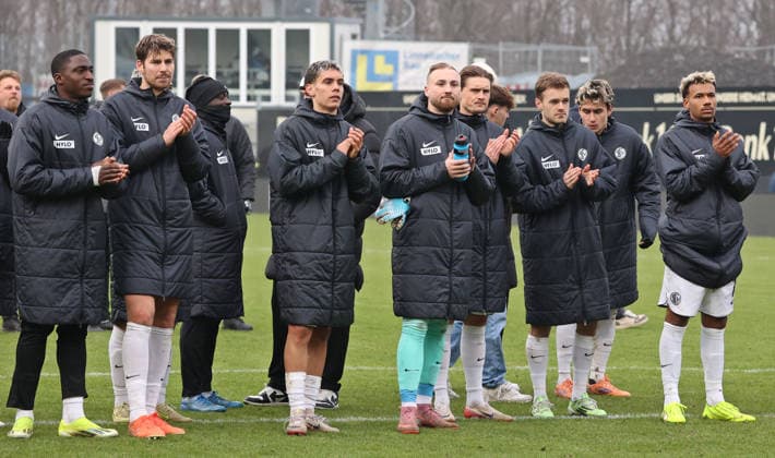 25.01.2026, Fussball, Herren, 2. Bundesliga, Saison 2025 2026, SV 07 Elversberg - VfL Bochum 1848, Die Mannschaft der SV 07 Elversberg bedankt sich nach dem Spiel bei den Fans für die Unterstützung Elversberg Ursapharm-Arena an der Kaiserlinde Saarland Deutschland (DEU)