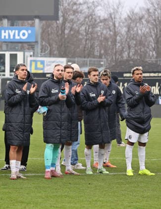 25.01.2026, Fussball, Herren, 2. Bundesliga, Saison 2025 2026, SV 07 Elversberg - VfL Bochum 1848, Die Mannschaft der SV 07 Elversberg bedankt sich nach dem Spiel bei den Fans für die Unterstützung Elversberg Ursapharm-Arena an der Kaiserlinde Saarland Deutschland (DEU)