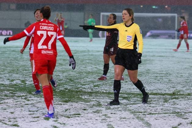 Referee Schiedsrichterin Karoline Wacker pfeift Strafstoss fuer Bayern, mit Arianna Caruso 27 (FC Bayern Muenchen Frauen) und Momoko Tanikawa 18 (FC Bayern Muenchen Frauen), die sich freuen, FC Bayern Muenchen Frauen vs. RB Leipzig Frauen, Fussball, Frauen, Google Pixel Bundesliga, Saison 2025 2026, 15. Spieltag, 25.01.2026 DFB regulations prohibit any use of photographs as image sequences and or quasi-video Muenchen Bayern Deutschland