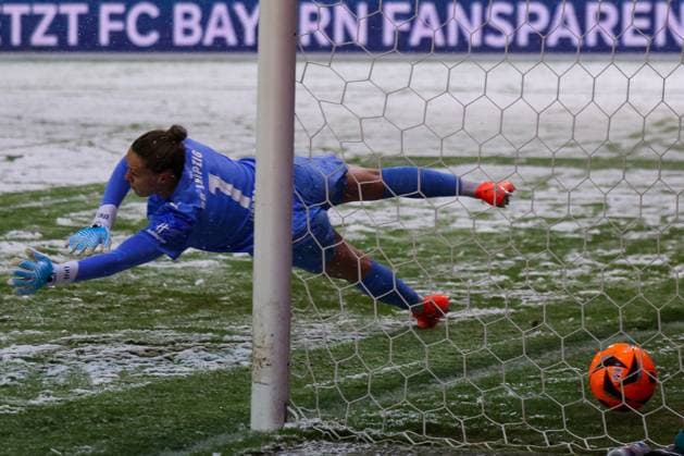 Elvira Herzog 1 (RB Leipzig Frauen) ohne Chance beim Strafstoss von Momoko Tanikawa 18 (FC Bayern Muenchen Frauen), 1:0, Fuehrungstreffer, FC Bayern Muenchen Frauen vs. RB Leipzig Frauen, Fussball, Frauen, Google Pixel Bundesliga, Saison 2025 2026, 15. Spieltag, 25.01.2026 DFB regulations prohibit any use of photographs as image sequences and or quasi-video Muenchen Bayern Deutschland