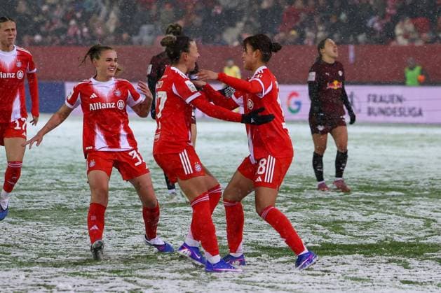 Jubel nach dem Tor durch Momoko Tanikawa 18 (FC Bayern Muenchen Frauen) zum 1:0, mit Georgia Stanway 31 (FC Bayern Muenchen Frauen) und Arianna Caruso 27 (FC Bayern Muenchen Frauen), FC Bayern Muenchen Frauen vs. RB Leipzig Frauen, Fussball, Frauen, Google Pixel Bundesliga, Saison 2025 2026, 15. Spieltag, 25.01.2026 DFB regulations prohibit any use of photographs as image sequences and or quasi-video Muenchen Bayern Deutschland